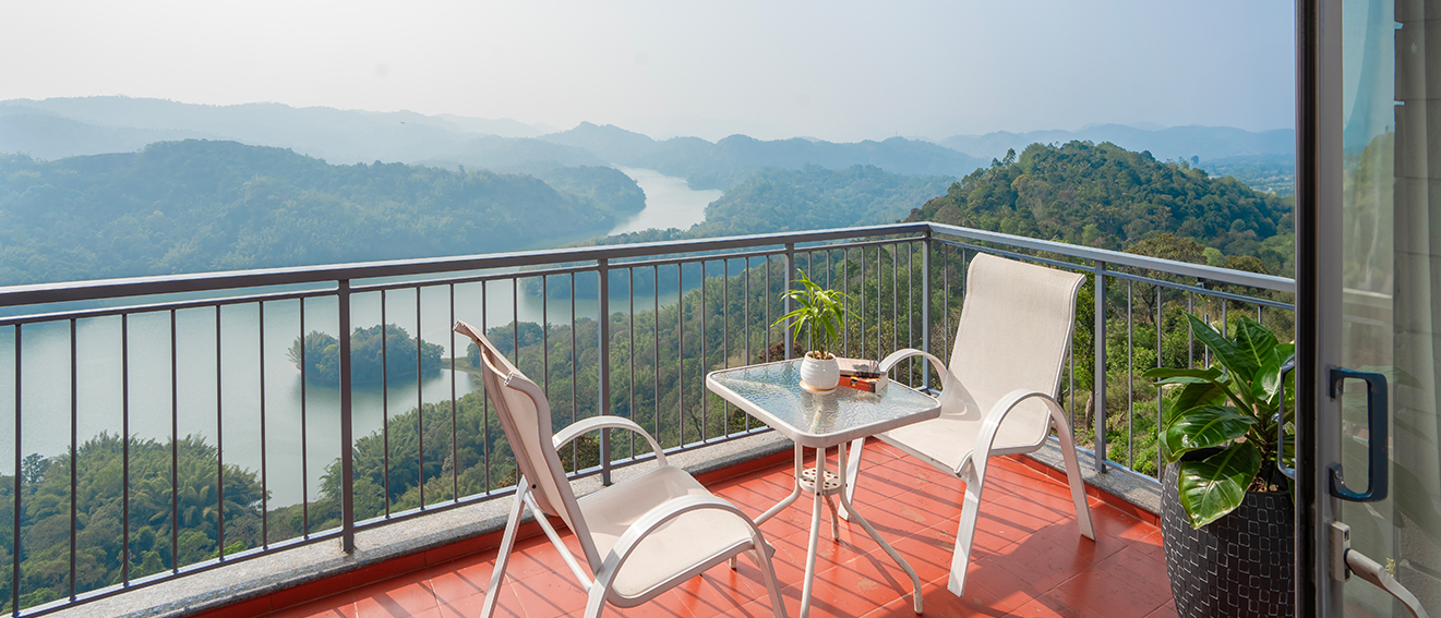 Raga Lakeview Balcony - Breathtaking Views of the Lake in Munnar